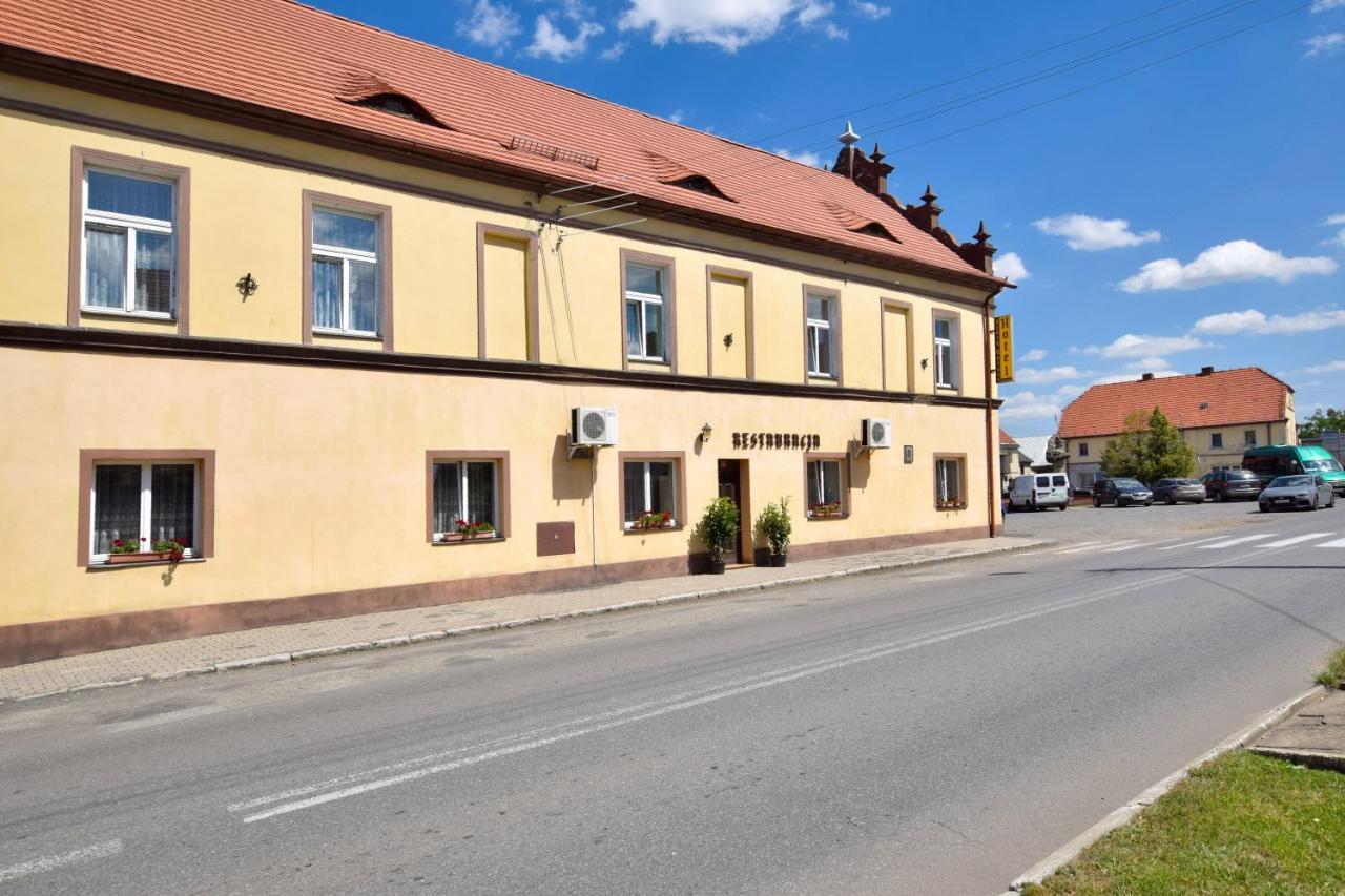 Hotel Stary Ratusz Kostomloty Екстер'єр фото