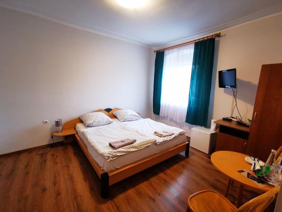Hotel Stary Ratusz Kostomloty Екстер'єр фото