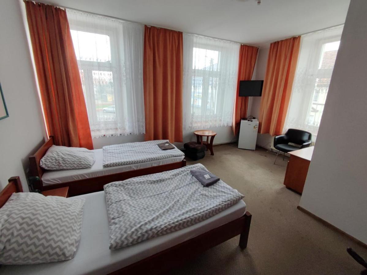 Hotel Stary Ratusz Kostomloty Екстер'єр фото